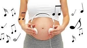 El Encanto de la Melodía Prenatal: ¿Es bueno para el bebé escuchar música durante el embarazo?